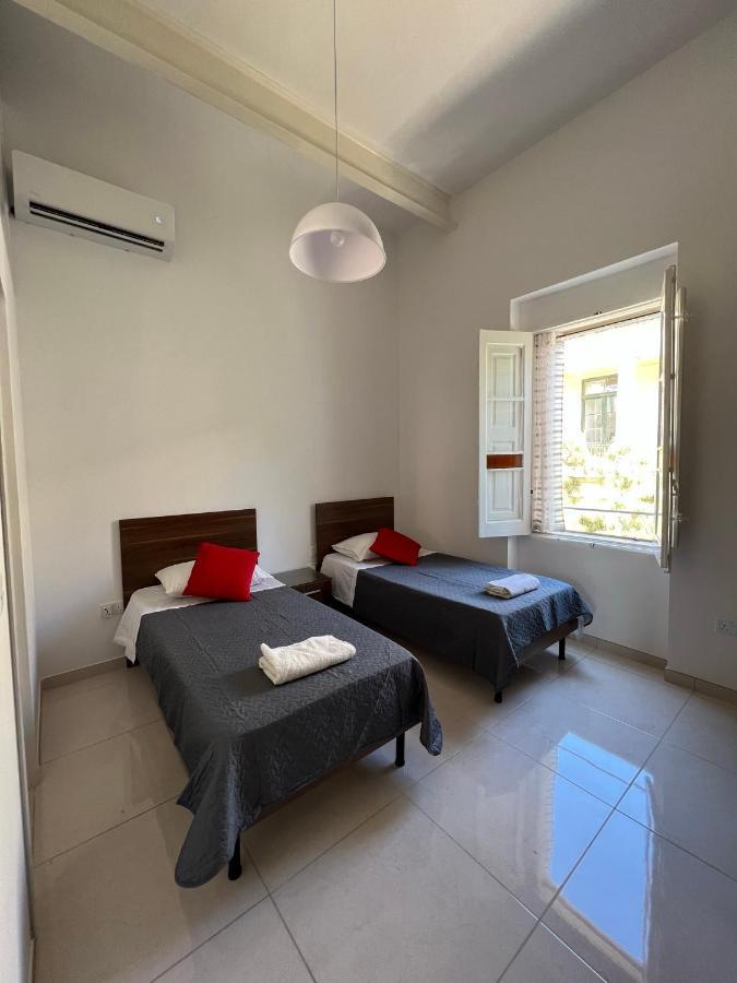 Room With Private Bathroom Сліма Екстер'єр фото