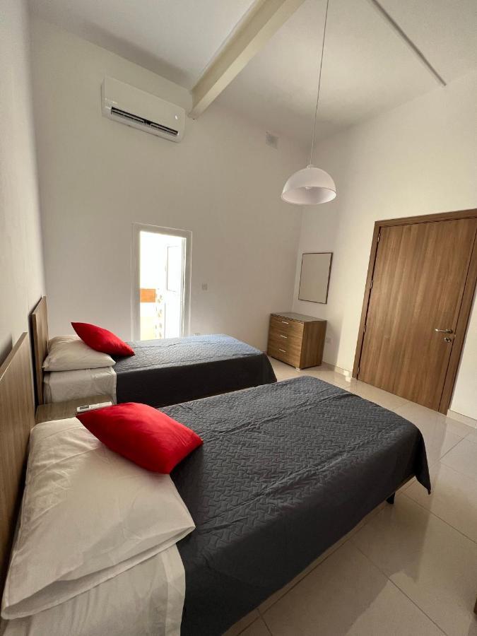 Room With Private Bathroom Сліма Екстер'єр фото